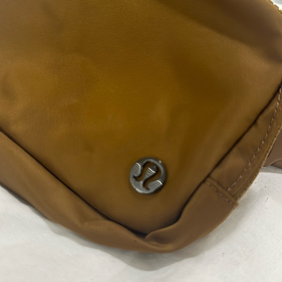 Lululemon 1L belt bag in the color brown - Picture 2 of 2
